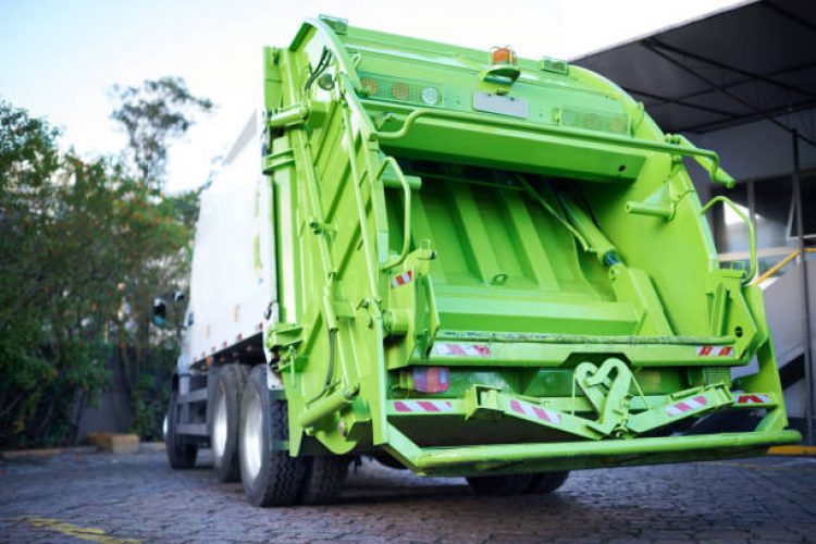 Cropped shot of a garbage removal servicehttp://195.154.178.81/DATA/i_collage/pi/shoots/783237.jpg