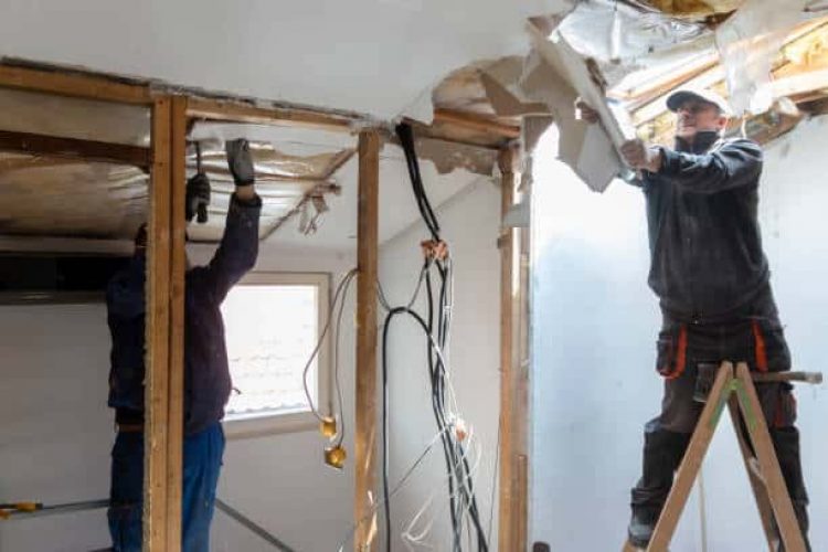 e4 Preparation for renovation in the apartment.
Home renovation workers crew. Builders apartment improvement or restoration works.